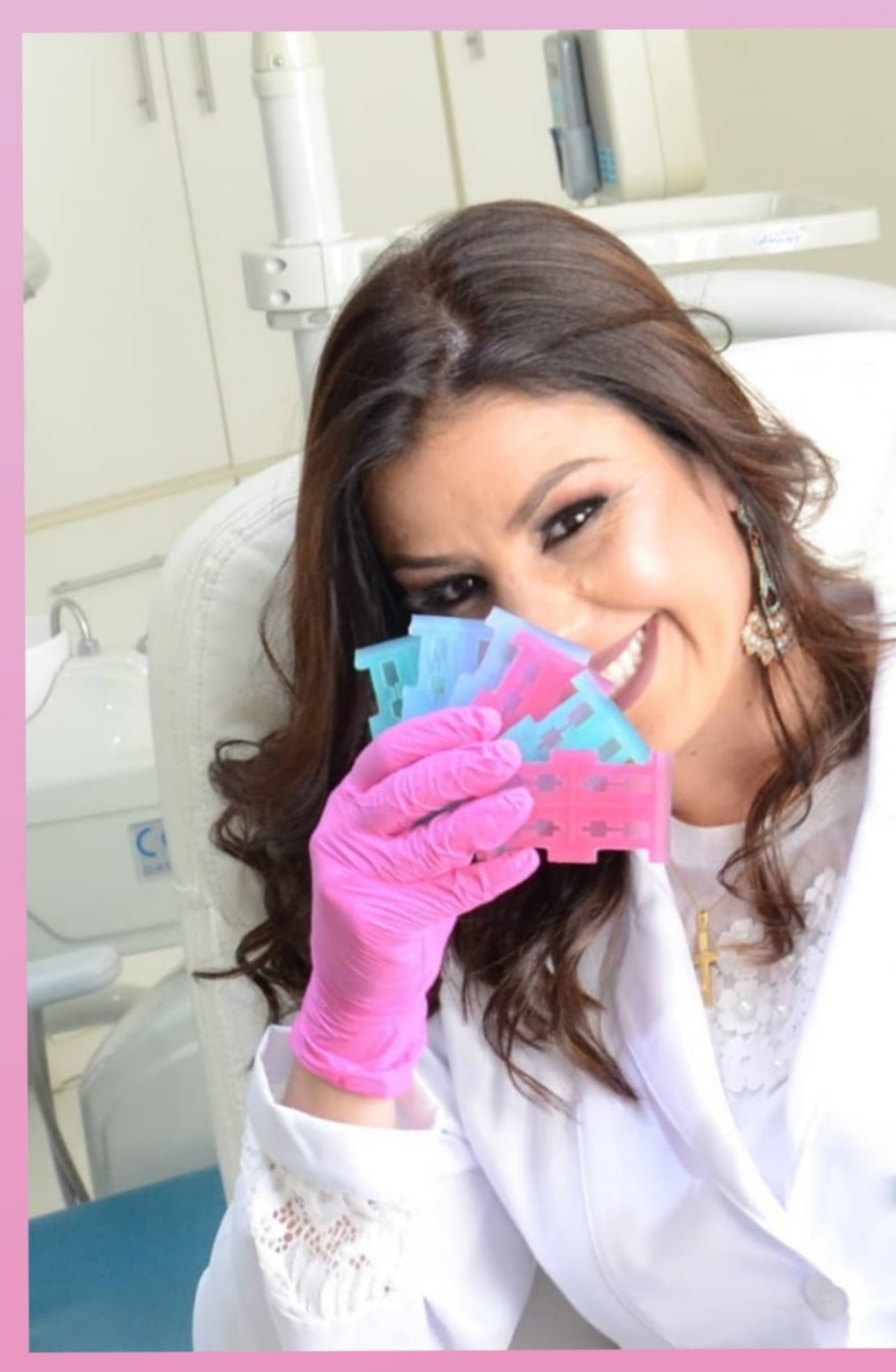 Dra. Michelle Galego com os produtos Led.Click